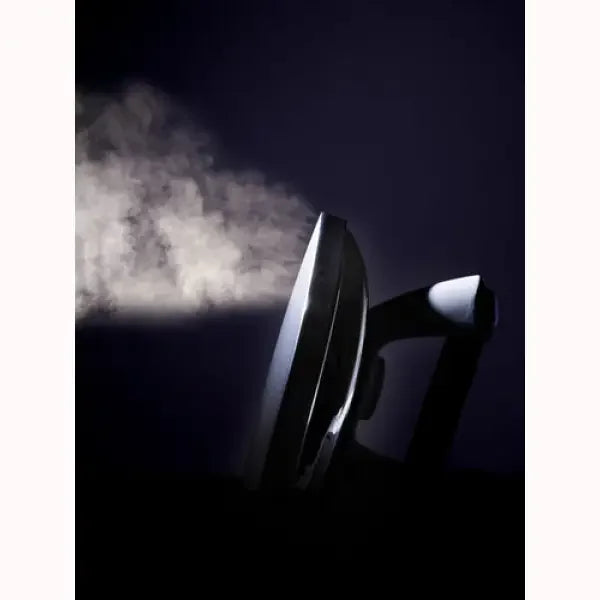 Ferro da Stiro Innoliving che emette vapore per una stiratura efficace e veloce