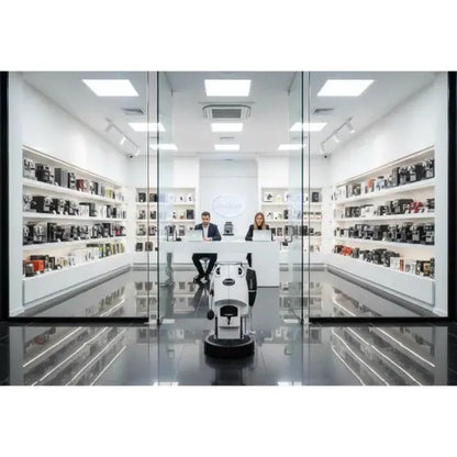 Macchina da caffè Didiesse Frog Baby esposta in un negozio moderno e luminoso