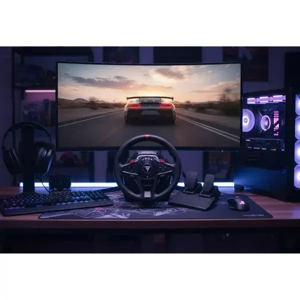 Accessori giochi Thrustmaster con volante e pedali per simulatori di guida, sullo sfondo un monitor curvo