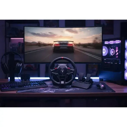 Accessori giochi Thrustmaster con volante e pedali per simulatori di guida, sullo sfondo un monitor curvo
