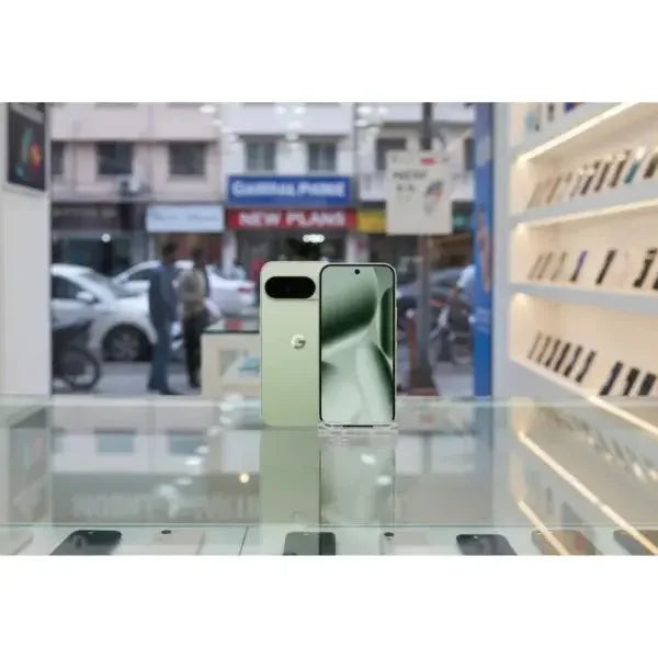 Smartphone Google Pixel 10 Pro verde, schermo luminoso e design elegante in vetrina