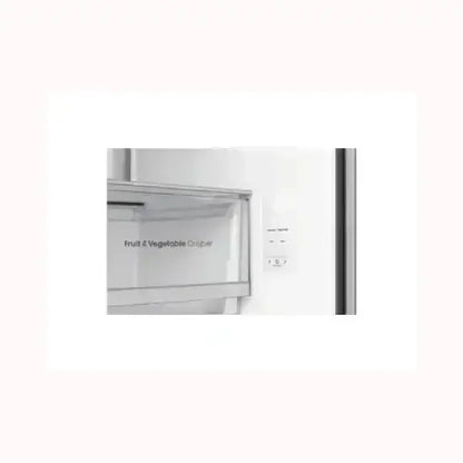 Dettaglio cassetto per frutta e verdura del frigorifero HISENSE con design interno bianco