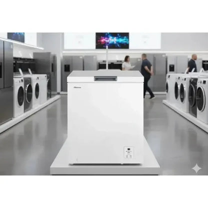 Hisense congelatore a pozzetto bianco in un negozio di elettrodomestici con lavatrici sullo sfondo