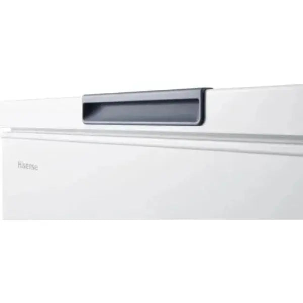 Dettaglio maniglia del congelatore HISENSE con design minimalista e finitura bianca