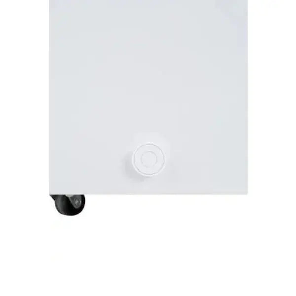 Congelatore HISENSE con ruote per facilità di spostamento e design elegante in bianco