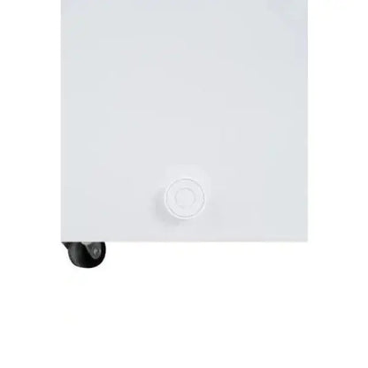 Congelatore HISENSE con ruote per facilità di spostamento e design elegante in bianco