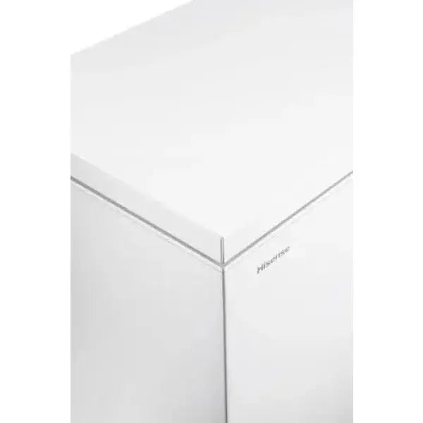 Congelatore Hisense bianco con design elegante e superficie liscia per una conservazione ottimale degli alimenti