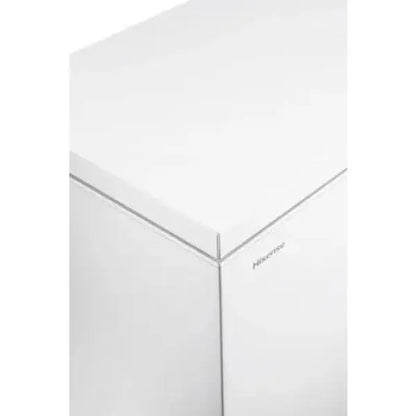 Congelatore Hisense bianco con design elegante e superficie liscia per una conservazione ottimale degli alimenti