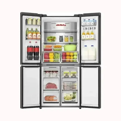 Frigorifero HISENSE a quattro porte con ampio spazio interno e ripiani regolabili per conservare alimenti freschi