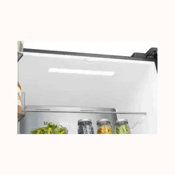 Interno di frigorifero HISENSE con ripiano in vetro e barattoli contenenti verdure e alimenti freschi