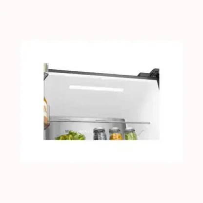 Interno di frigorifero HISENSE con ripiani in vetro e luce LED, con cibo conservato