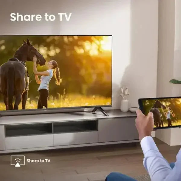 Televisore Hisense con immagine di una ragazza e un cavallo, con funzionalità di condivisione schermo