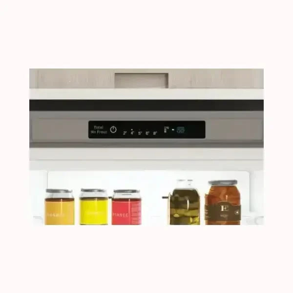 Frigorifero INDESIT con display digitale e contenitori di conserve e marmellate all'interno