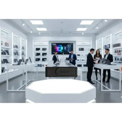 KINGSTON Pendrive in un negozio con espositori moderni e professionisti al lavoro