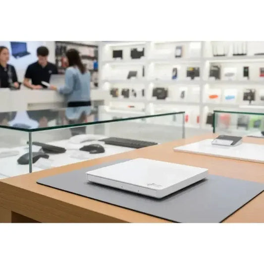 Masterizzatore LG e HITACHI in esposizione su un tavolo, con clienti e prodotti sullo sfondo