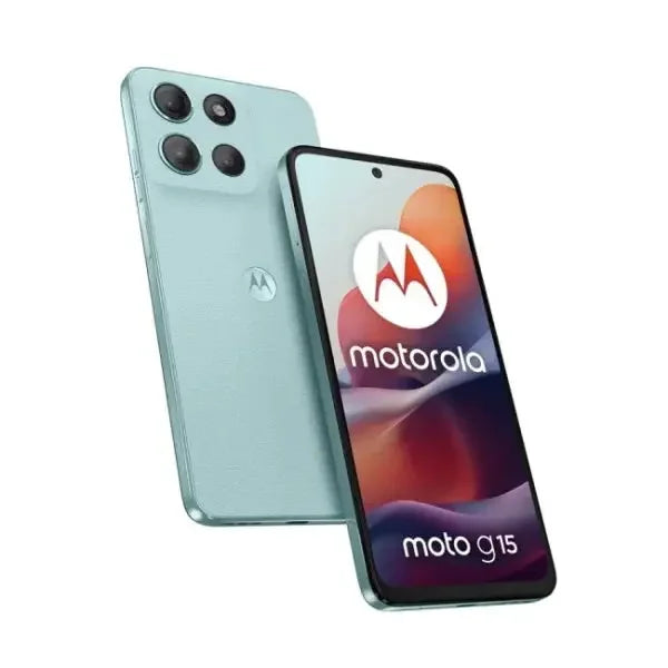 Smartphone Motorola Moto G15 in blu chiaro con tre fotocamere posteriori e schermo grande
