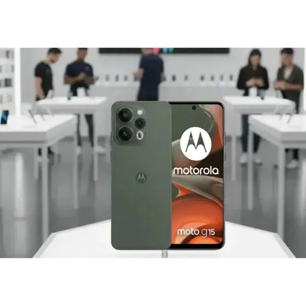 Smartphone Motorola moto g15 con display frontal e fotocamera posteriore in un negozio tecnologico
