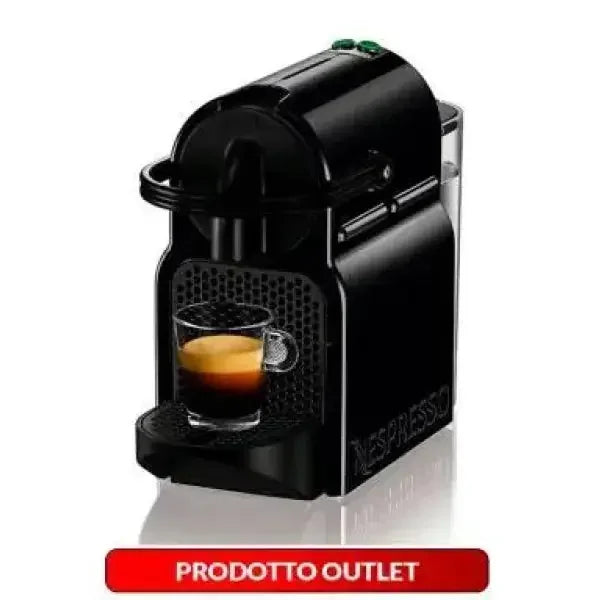 Macchina per caffè Nespresso nera con tazza di caffè espresso pronta su un vassoio