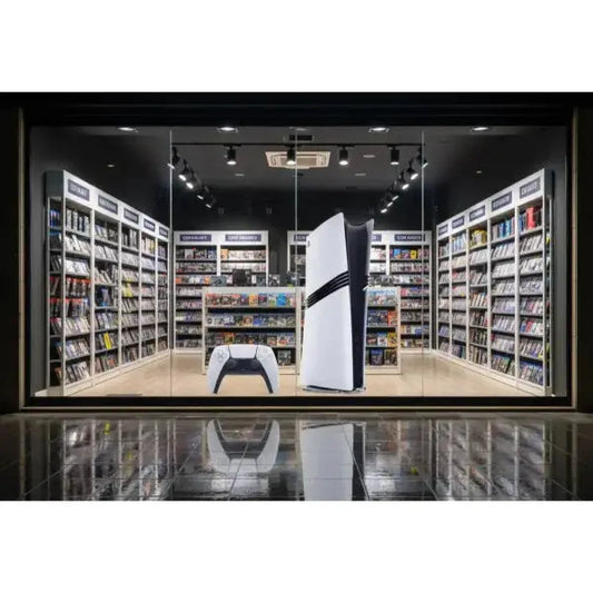 Vetrina di negozio con PS5 Console di Sony e controller in primo piano, circondata da giochi per console