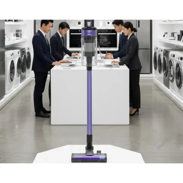 Samsung aspirapolvere senza fili in un negozio di elettrodomestici moderno con personale attivo