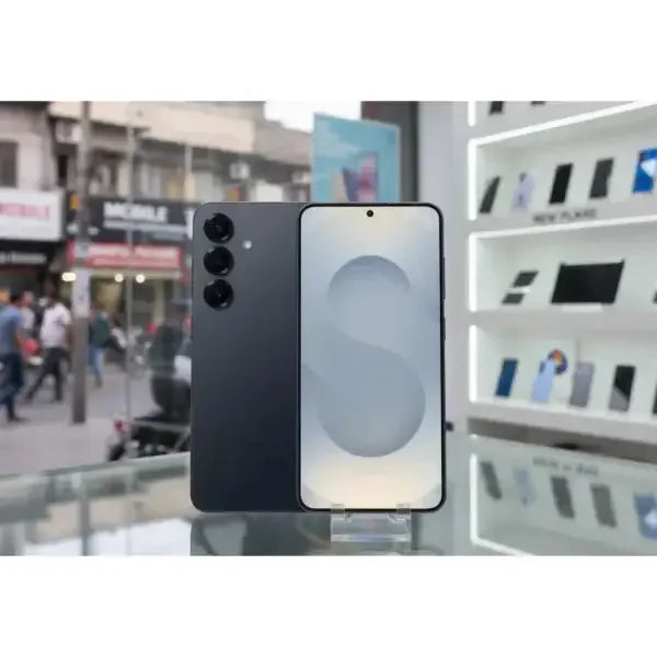 Smartphone Samsung SM-S931 con design elegante e display moderno in un ambiente urbano