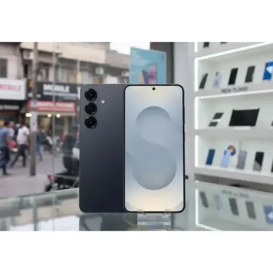 Smartphone Samsung SM-S931 con design elegante e display moderno in un ambiente urbano