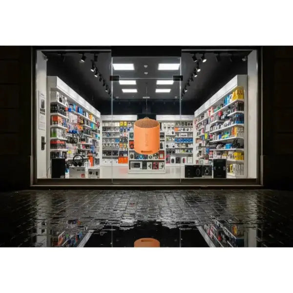 Negozio di elettronica Sony con prodotti audio e accessori in esposizione sullo scaffale