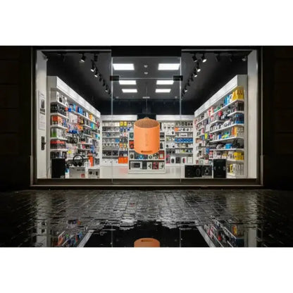 Negozio di elettronica Sony con prodotti audio e accessori in esposizione sullo scaffale