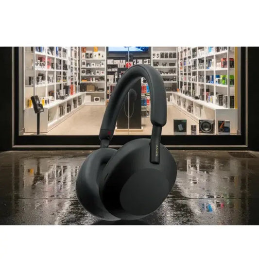 Cuffie Sony Cuffie wireless con design ergonomico e qualità audio superiore in un negozio di elettronica