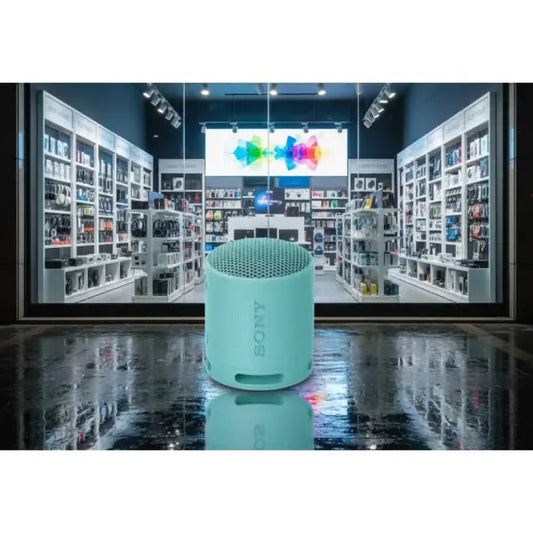 Altoparlante portatile Sony SRS-XB100 in colorazione azzurra esposto in un negozio di elettronica