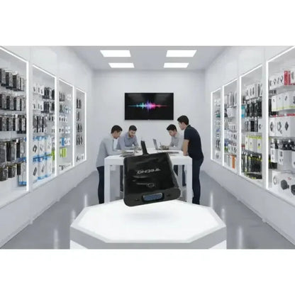 Cavi TV TECNO esposti in un negozio con clienti che esplorano i prodotti di elettronica