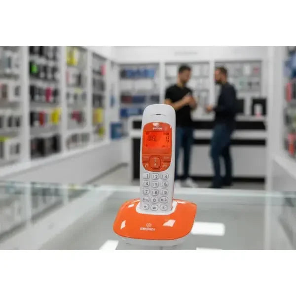 Telefono Cordless Brondi arancione con base di ricarica in un negozio di elettronica