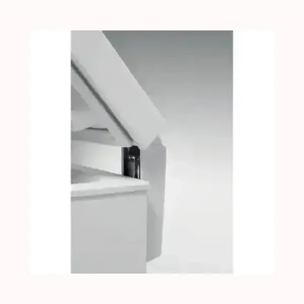 Dettaglio apertura sportello bianco whirlpool congelatore con design moderno