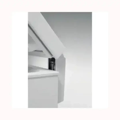 Dettaglio apertura sportello bianco whirlpool congelatore con design moderno