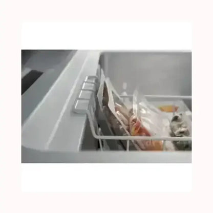 Interno di un whirlpool congelatore con ripiani e cibi congelati ben organizzati