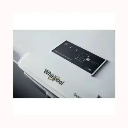Pannello di controllo moderno di un whirlpool congelatore bianco con indicazioni e logo Whirlpool