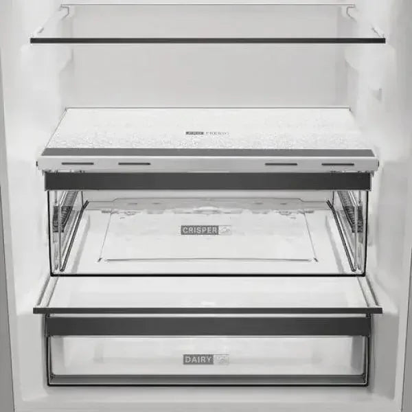 Interno di un Whirlpool frigo combinato con cassetti trasparenti e ripiani regolabili