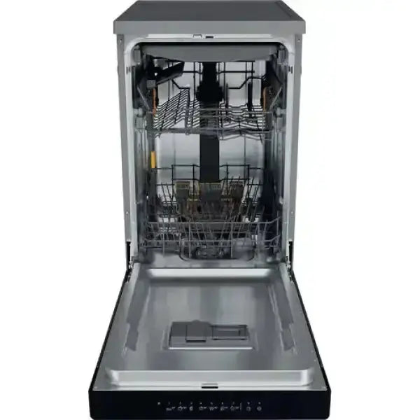 Lavastoviglie Whirlpool aperta con interno in acciaio inox e cestelli multipli per piatti e posate