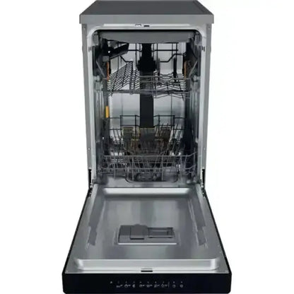 Lavastoviglie Whirlpool aperta con interno in acciaio inox e cestelli multipli per piatti e posate