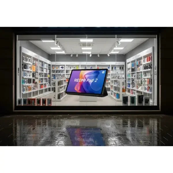 Vetrina di negozio con il tablet Xiaomi Redmi Pad 2 in evidenza tra vari accessori tecnologici