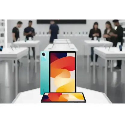 Tablet Xiaomi Redmi Pad SE in blu con display vivace e design elegante in un negozio tecnologico