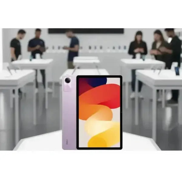 Tablet Xiaomi con display brillante e design elegante in un ambiente tecnologico