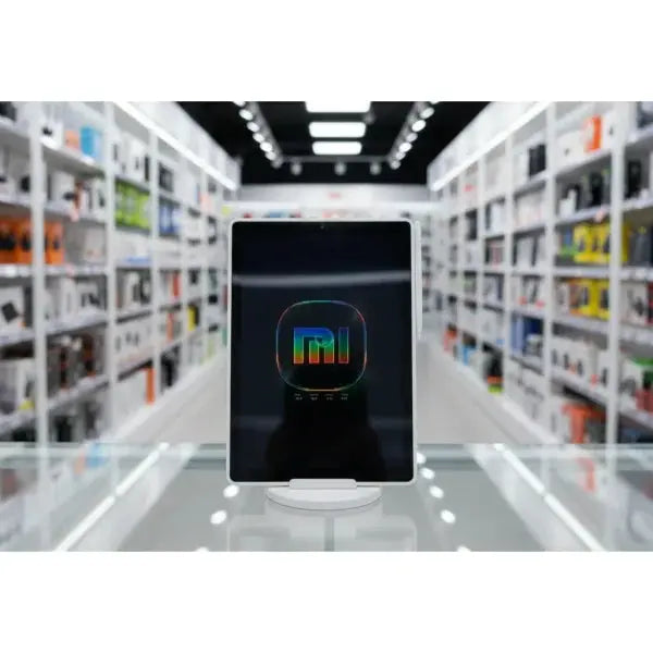 Display Xiaomi per accessori informatica, visibile in uno showroom moderno con vari prodotti tecnologici