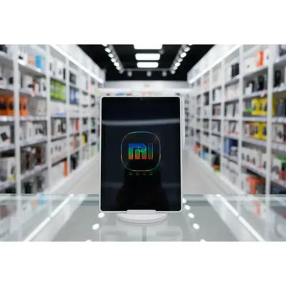 Display Xiaomi per accessori informatica, visibile in uno showroom moderno con vari prodotti tecnologici