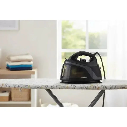 Ferro da stiro ZEPHIR con design ergonomico su tavolo da stiro con vista su un ambiente luminoso